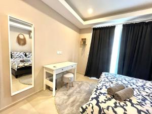 Sere KundaKololi Sands Apartments的一间卧室配有床、梳妆台和镜子