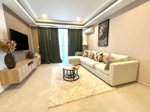 Sere KundaKololi Sands Apartments的客厅配有沙发和桌子