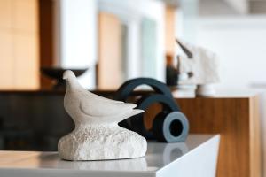波斯蒂拉Hotel Vrilo - Adults Only的鸟的雕像,坐在柜台顶上