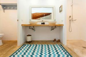 柳维Casa Mona Turismo de Interior的一间带水槽和镜子的浴室