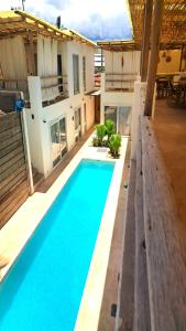吉汶瓦Boho Boutique Villa - Beachfront Villa , Adults Only with Private Pool的一座房子后院的游泳池