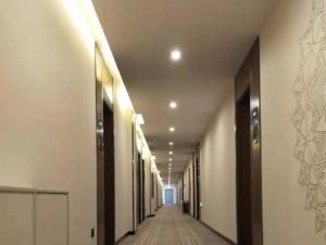 济南GEM Hotel Zibo Economic Development Zone Zibo Vocational Institute的走廊,建筑的走廊,长长的走廊