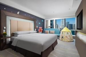 南京南京新街口苏宁诺富特酒店的一间带大床和电视的卧室