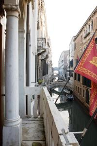 威尼斯哥伦比亚酒店的运河旁悬挂国旗的人