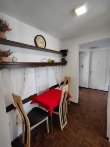 费尔德基希2 bedroom Apartment at Bahnhofcity的一间带桌椅和时钟的用餐室