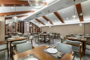 重庆Xiangsu Boang Hotel的用餐室配有木桌和椅子