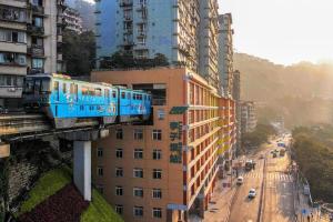 重庆Xiangsu Boang Hotel的城市桥梁上的蓝色火车