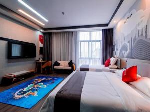 黔西Thank Inn Guizhou Bijie Qianxi County High-Speed Railway Station的酒店客房设有一张大床和一台电视。
