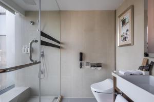 南京南京新街口苏宁诺富特酒店的带淋浴、卫生间和盥洗盆的浴室
