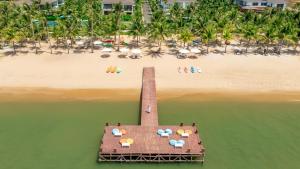 富国Andochine Villas Resort & Spa Phu Quoc - All Villas with Private Pool的享有码头和海滩的空中景致