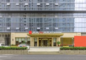 DonghaiPremier City Comfort Hotel Quanzhou Wanda Plaza的前面有标志的建筑