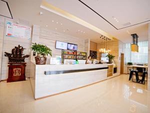 黄石City Comfort Inn Ezhou Huahu Airport High-speed Railway Station的坐在餐厅柜台的女人