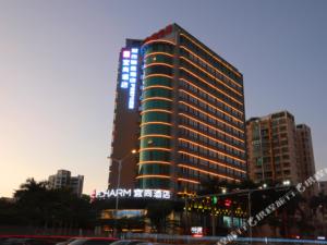 海口City Comfort Premier Hotel Haikou Wangfujing Haiken Plaza的一座高大的建筑,旁边有一个标志