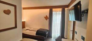 博萨迪法萨艾达酒店的一间小卧室,配有床和窗户