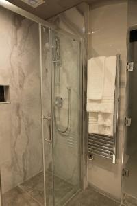 伦敦里奥纳德酒店的浴室设有玻璃淋浴间