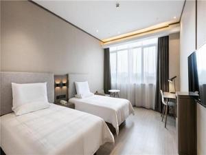 Ji Hotel Gu'an Daxing International Airport客房内的一张或多张床位