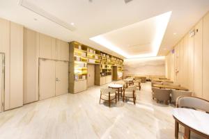 Ji Hotel Nanjing Zhujiang Road Beimen Bridge餐厅或其他用餐的地方