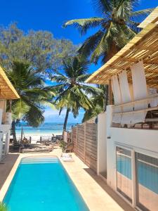 吉汶瓦Boho Boutique Villa - Beachfront Villa , Adults Only with Private Pool的享有海滩景致的游泳池