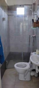 迦太基Appartement à Carthage byrsa的带淋浴、卫生间和盥洗盆的浴室
