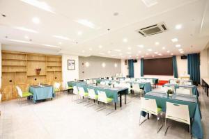 Hanting Hotel Jinan High-tech Zone Wanda Plaza餐厅或其他用餐的地方