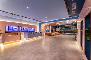 苏州Hanting Hotel Suzhou Guanqian Street Center的大房间,大堂设有蓝色的墙壁