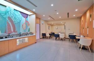 Hanting Hotel Jinan Daguanyuan Wanda餐厅或其他用餐的地方