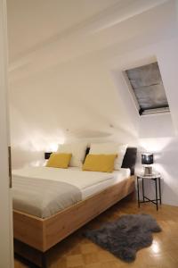 格拉茨Arena Apartments的一间卧室配有一张带黄色枕头的大床