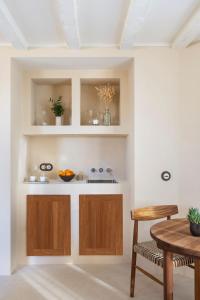 Es ArenalsDunas de Formentera的厨房配有木制橱柜和桌子
