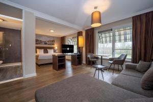 米德尔堡Fletcher Hotel-Restaurant Arneville-Middelburg的酒店客房设有床和客厅。