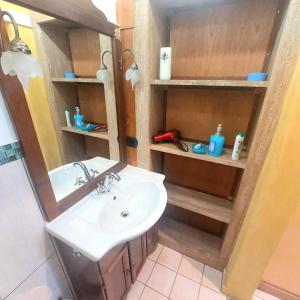 普莱伊亚诺Ulisse sul Sentiero的一间带水槽和镜子的浴室