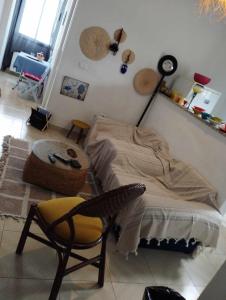 迦太基Appartement à Carthage byrsa的一间卧室配有一张床、一把椅子和一盏灯