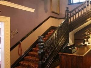 埃德温斯托杜克雷斯旅舍的房屋的楼梯,旁边还有电话