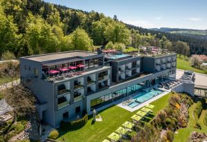 GrainetHüttenhof - Wellnesshotel & Luxus-Bergchalets - Adults only的享有带游泳池的度假建筑的空中景致