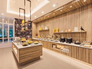 Hanting Premium Hotel Jinan Jiyang Jibei Park餐厅或其他用餐的地方