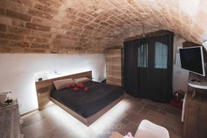 阿尔塔穆拉Civico Sedici Suite & Spa的一间卧室,配有一张红色圆珠床