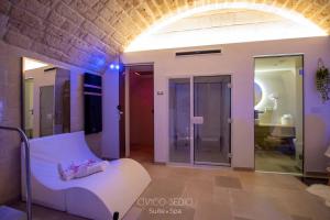 阿尔塔穆拉Civico Sedici Suite & Spa的客厅配有白色沙发和镜子