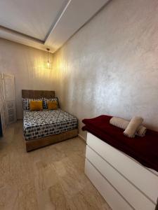 穆罕默迪耶Appartement confortable et pas cher au parc的小房间设有床和沙发