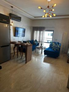 穆罕默迪耶Appartement confortable et pas cher au parc的客厅配有蓝色的沙发和桌子