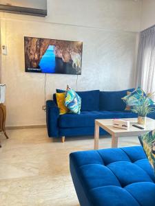 穆罕默迪耶Appartement confortable et pas cher au parc的客厅配有蓝色的沙发和桌子