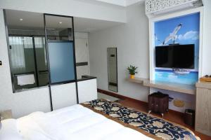 Ch'a-shan-chiehElan Boutique Hotel Wenzhou Longwan Haicheng的一间卧室设有一张床,大窗户配有电视