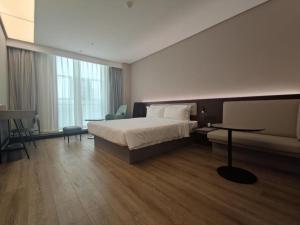 Hanting Hotel Beijing Huojian Wanyuan客房内的一张或多张床位