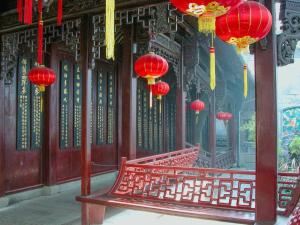 杭州Hi Inn Hangzhou Sijiqing Qiutao North Road的红色灯笼前的长凳