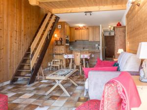 Appartement La Clusaz, 3 pièces, 4 personnes - FR-1-304-101的休息区