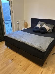 哥本哈根2 room and 1 living room charming family-friendly places的卧室里一张带蓝色枕头的床
