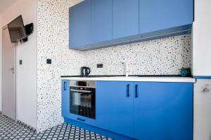 索非亚4 Bdr 2 Bth Netflix Panorama Views的厨房配有蓝色橱柜和炉灶。