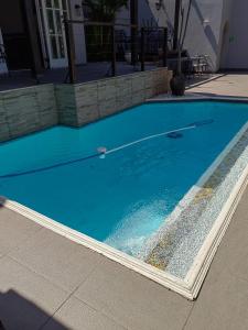德班Luxe Florida Grand Hotel的一座房子前面的蓝色海水游泳池