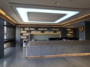 巴彦淖尔Ji Hotel Bayanzhuo'Er Books Tower的大堂设有前台和时钟