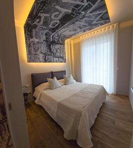 焦维纳佐Case Vacanze 106 Maison De Charme的一间卧室设有一张大床,天花板上装饰有绘画作品