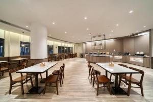 Hanting Hotel Hangzhou Lin'an Wanhua Plaza餐厅或其他用餐的地方