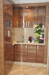 卡萨布兰卡Suite Hotel Casa Diamond的一个带木制橱柜和水槽的厨房
